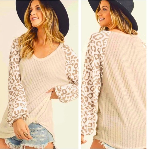 Leopard Sleeve Soft V-neck Sweater Size Medium - Picture 1 of 1